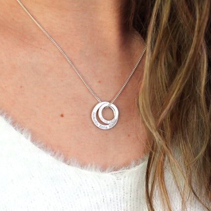 Collier cercle personnalisé en argent sterling avec nom de famille