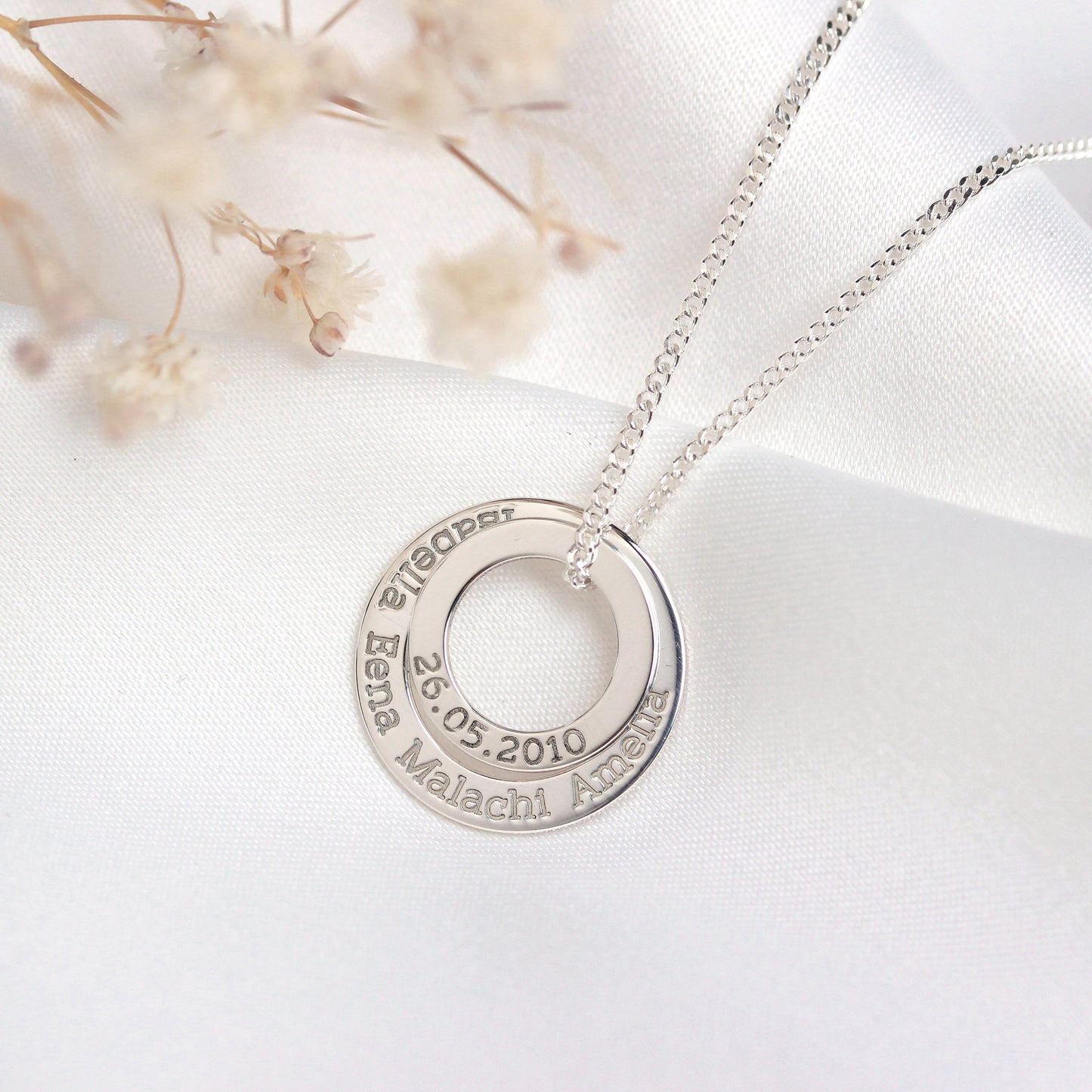 Collier cercle personnalisé en argent sterling avec nom de famille