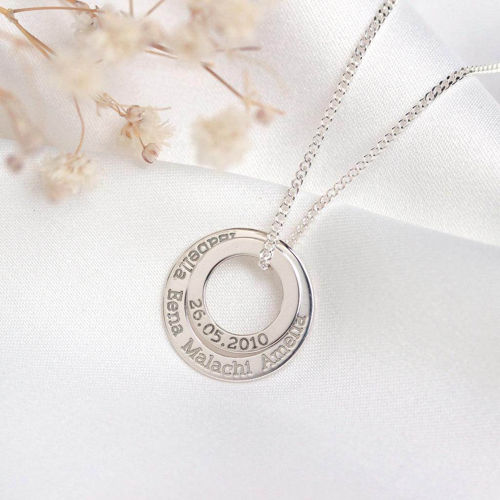Collier cercle personnalisé en argent sterling avec nom de famille