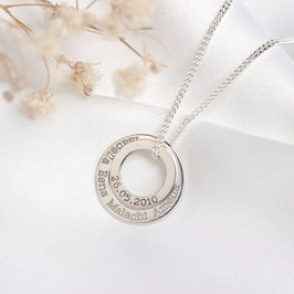 Collier cercle personnalisé en argent sterling avec nom de famille