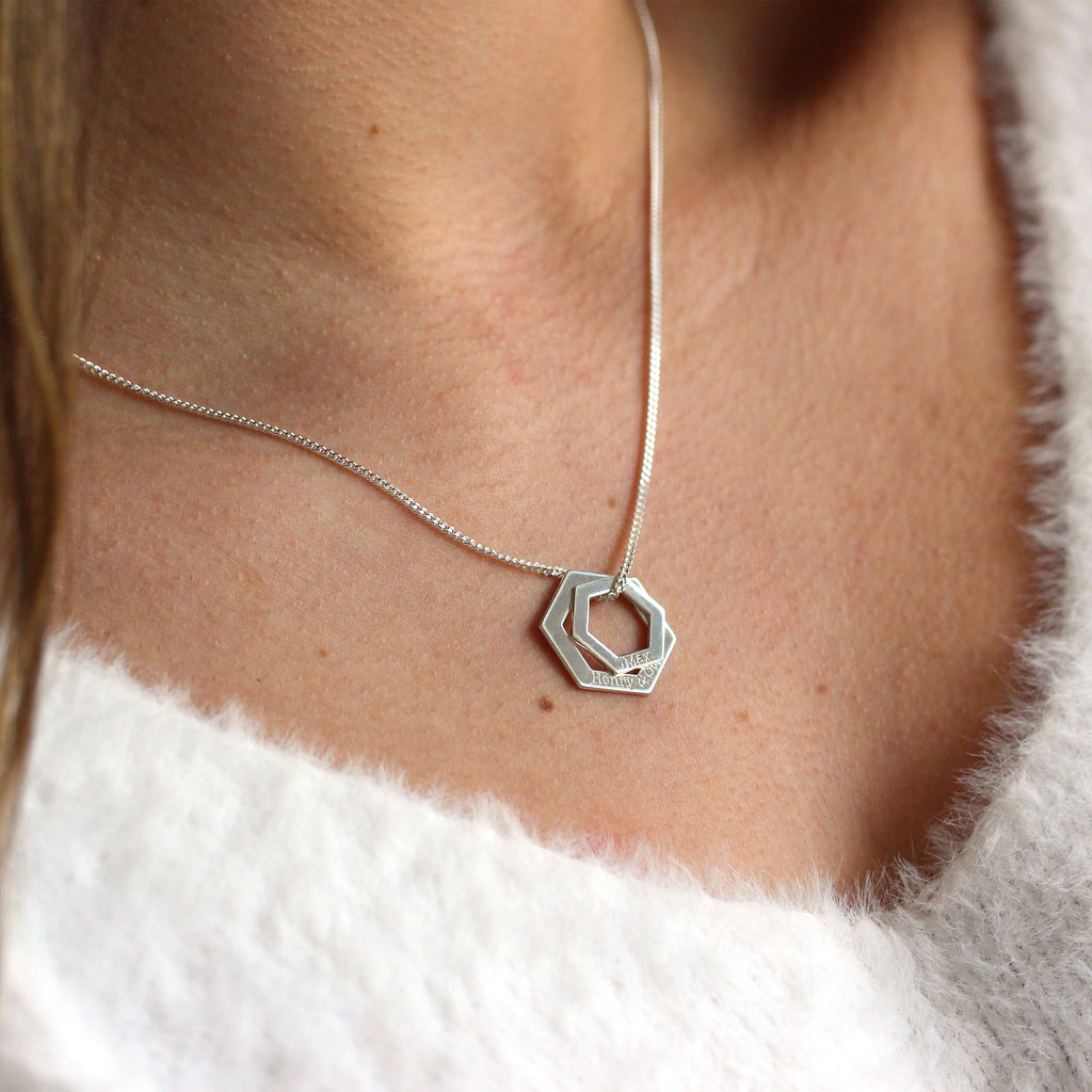 Collier hexagonal personnalisé en argent sterling avec nom de famille