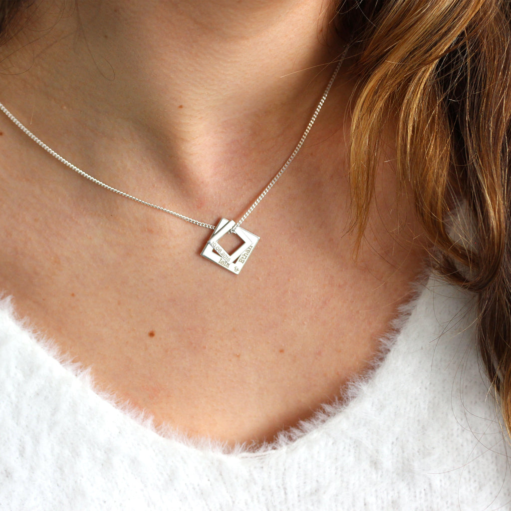 Collier carré personnalisé en argent sterling avec nom de famille