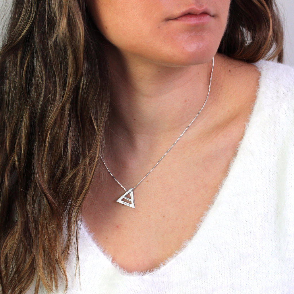 Collier triangulaire personnalisé en argent sterling avec nom de famille