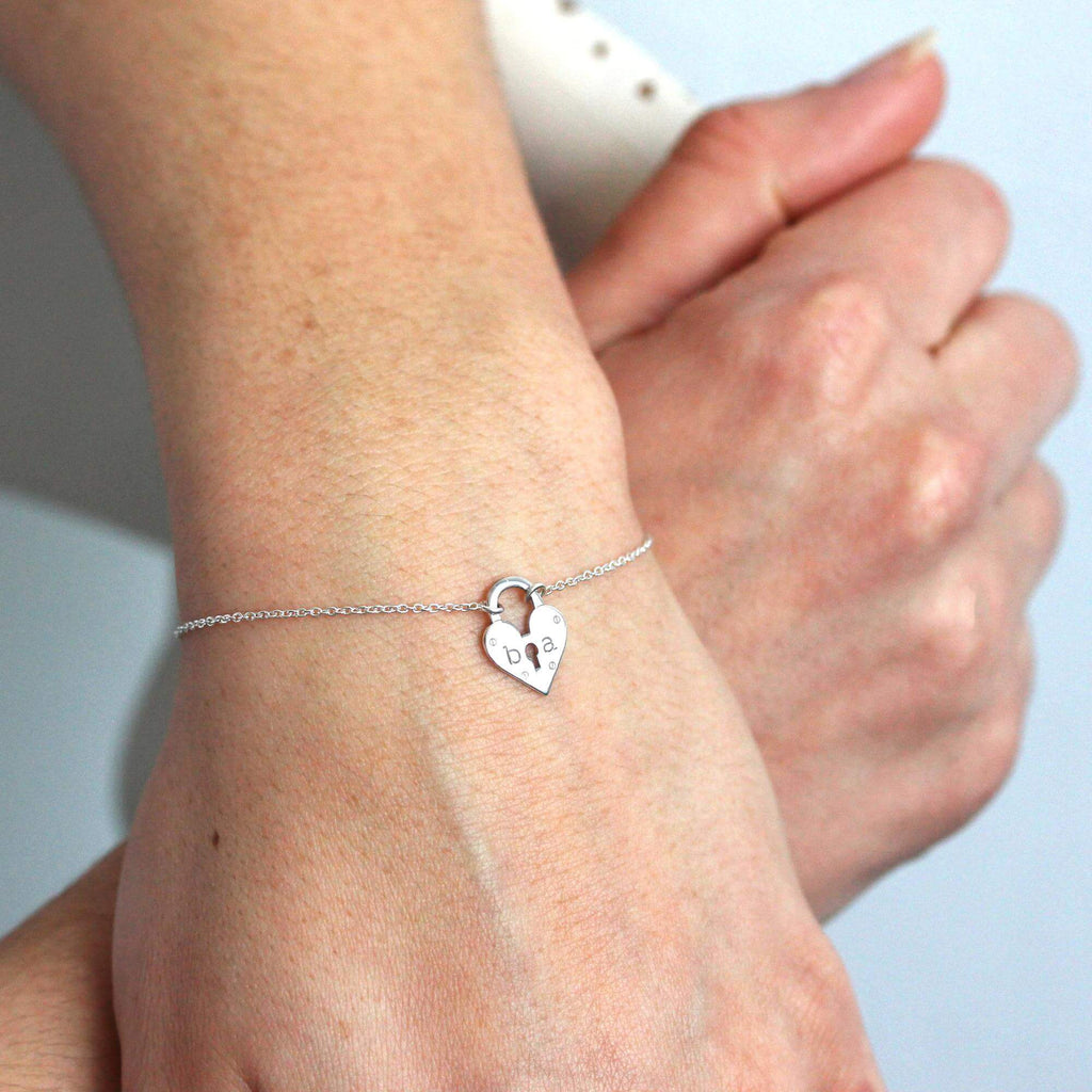 Bracelet personnalisé en argent sterling avec cadenas en forme de cœur et initiales
