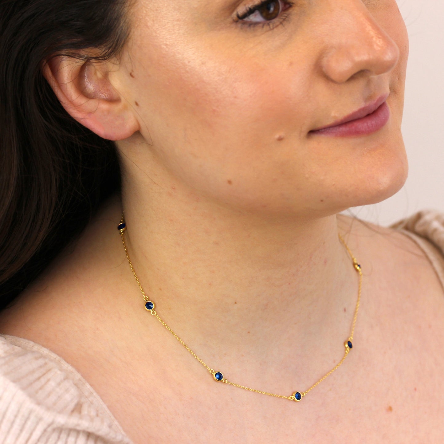 Collier en argent sterling plaqué or avec plusieurs saphirs et pierres de naissance en oxyde de zirconium