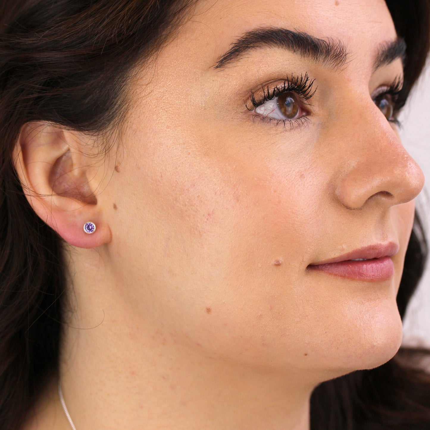 Boucles d'oreilles à tige en argent sterling avec améthyste et zircone cubique de 4 mm