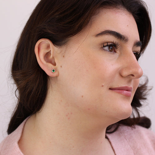 Boucles d'oreilles à tige en argent sterling avec émeraude et zircone cubique (4 mm) pouvant être frottées