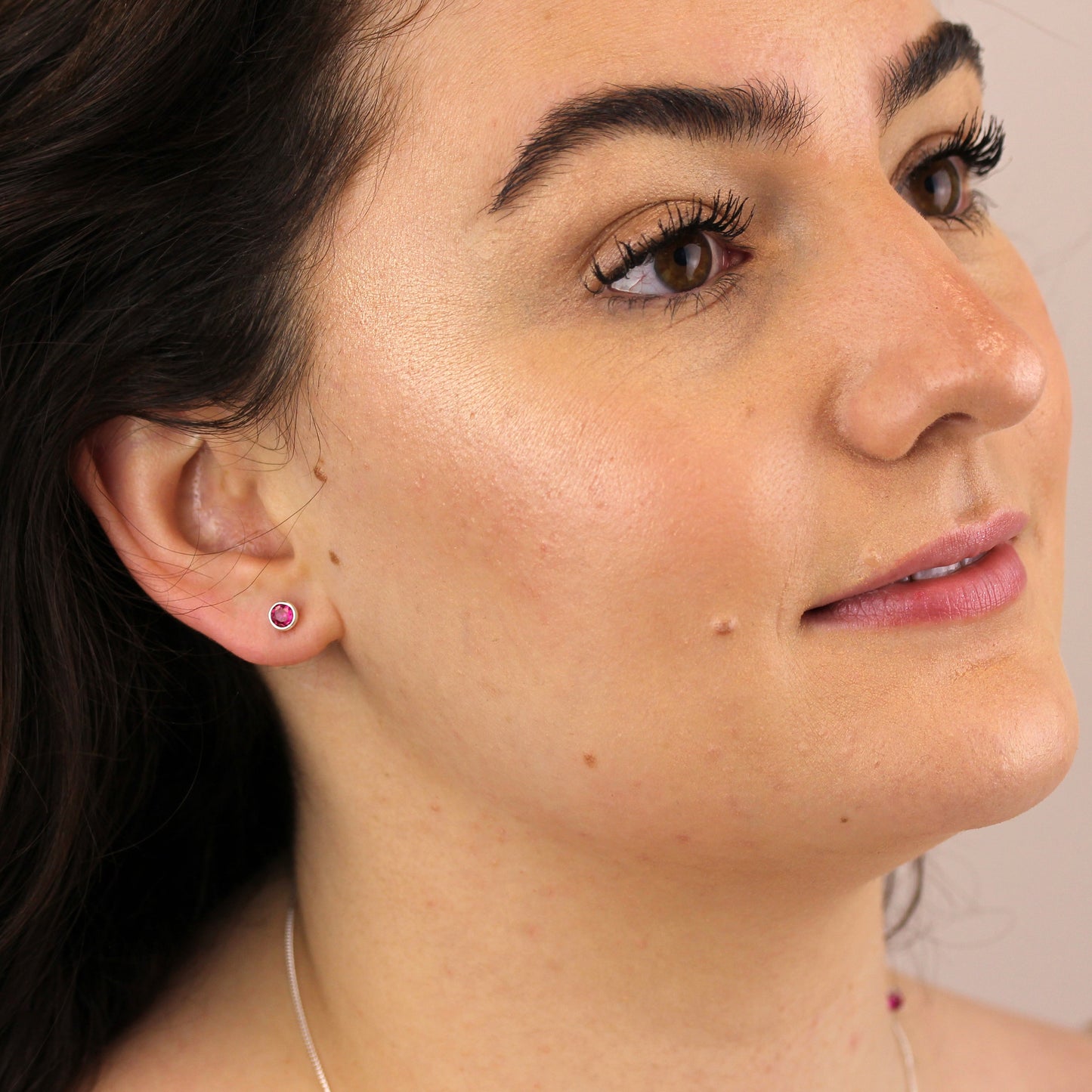 Boucles d'oreilles à tige en argent sterling avec rubis et zircone cubique de juillet sur 4 mm