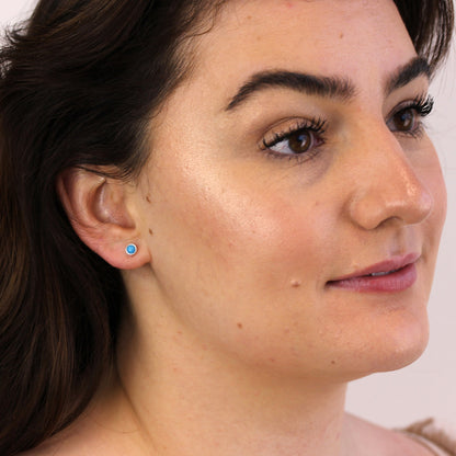 Boucles d'oreilles à tige en argent sterling et turquoise de décembre (4 mm)