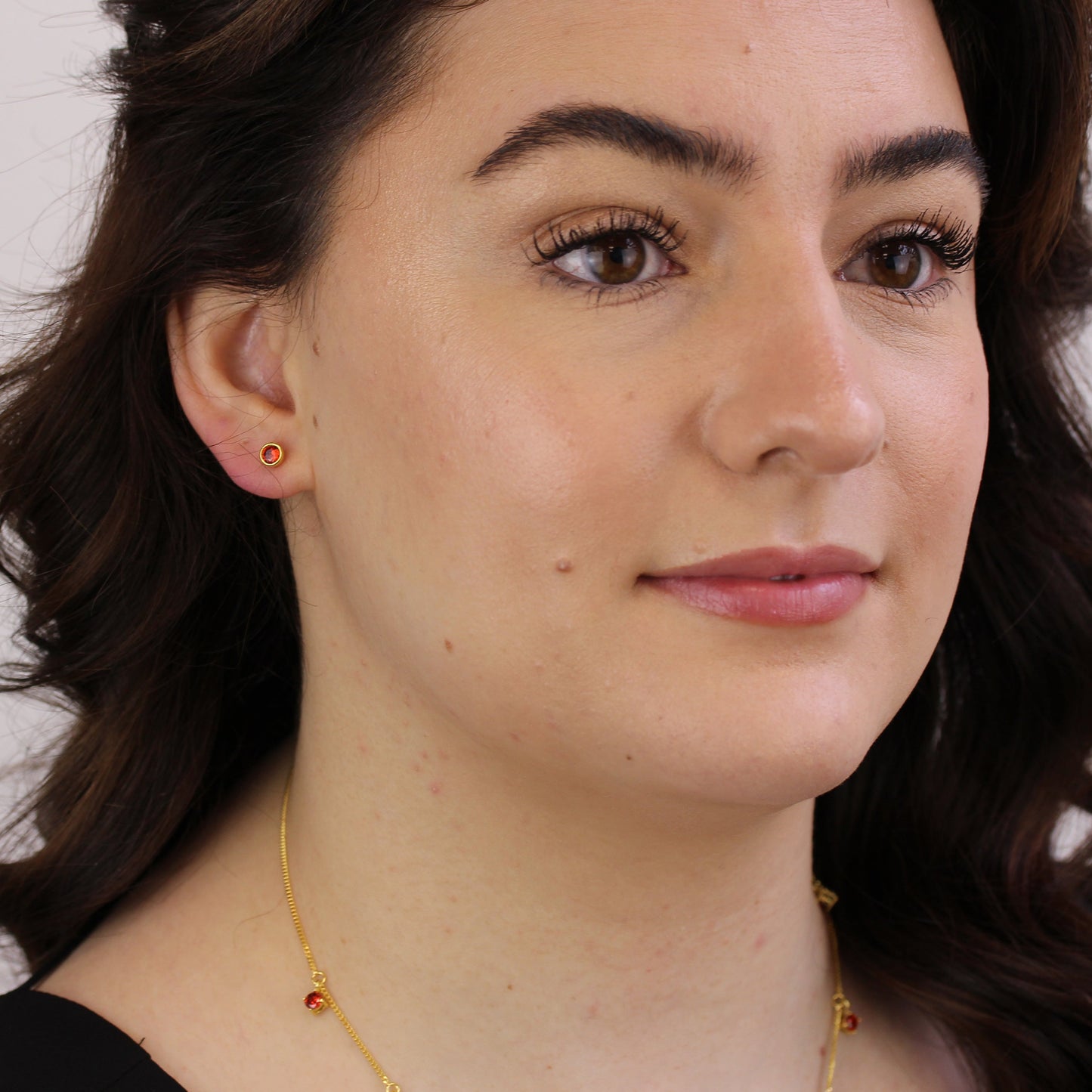 Boucles d'oreilles à tige en argent sterling plaqué or avec grenat et zircone cubique de 4 mm