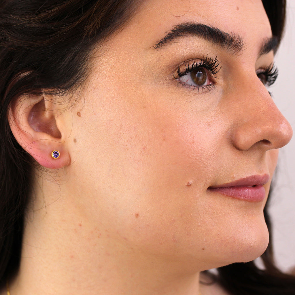 Boucles d'oreilles à tige en argent sterling plaqué or avec améthyste et zircone cubique de 4 mm