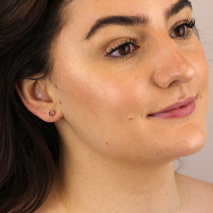 Boucles d'oreilles à tige en argent sterling plaqué or et rubis CZ 4 mm