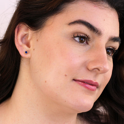 Boucles d'oreilles à tige en argent sterling plaqué or avec saphir et zircone cubique de 4 mm