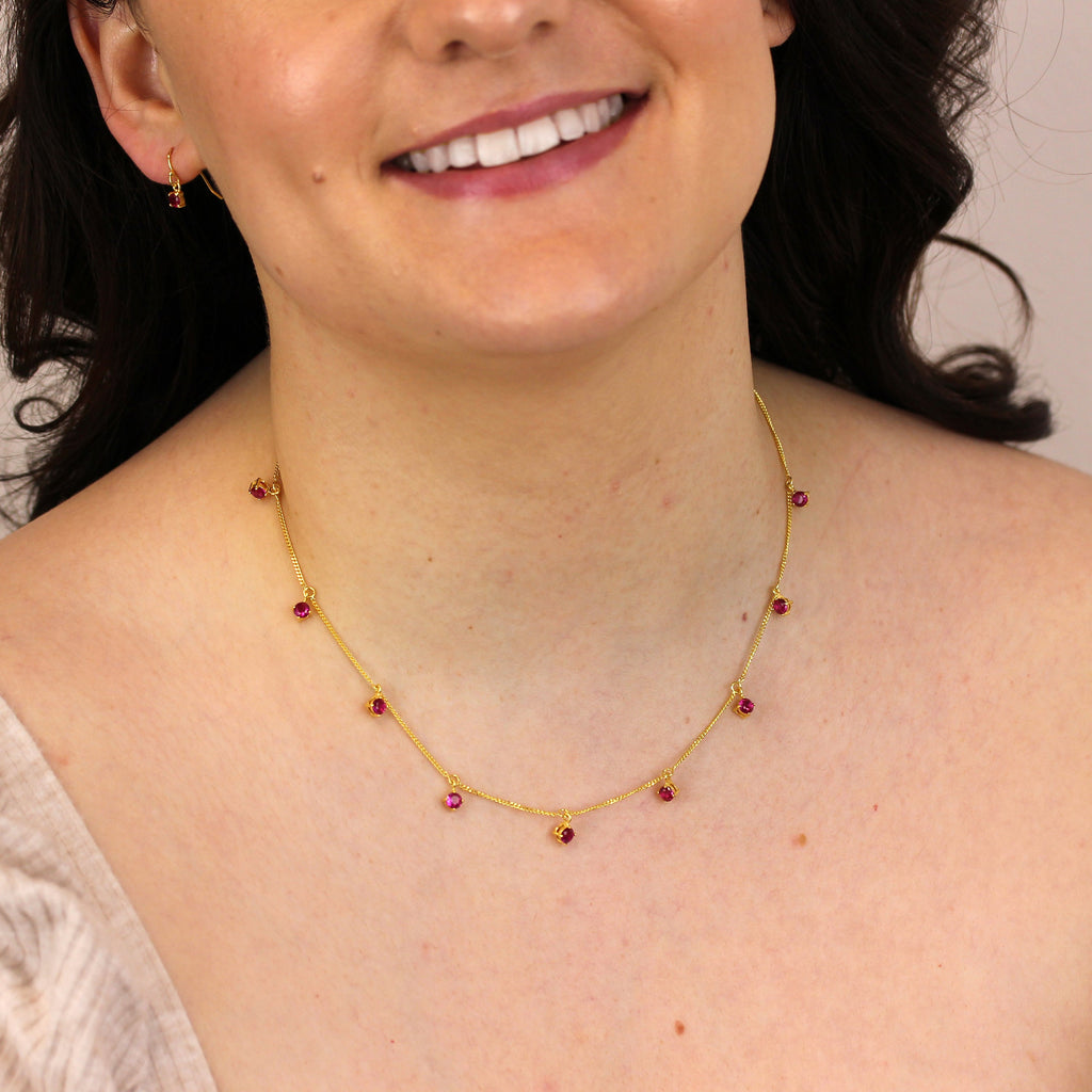 Collier July en argent sterling plaqué or avec rubis et zircones cubiques (40,6 cm et 5 cm)