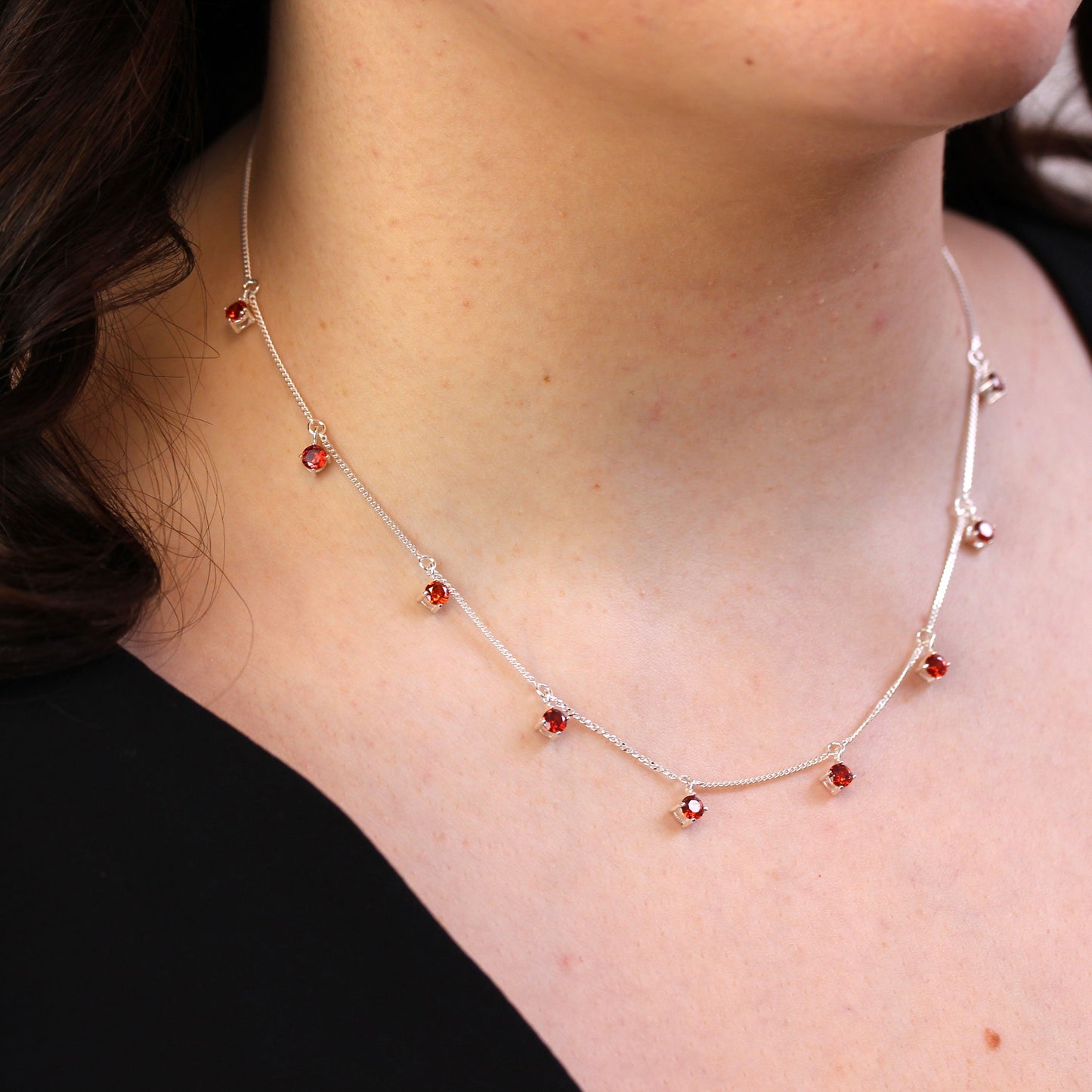 Collier chaîne pendante en argent sterling avec plusieurs grenats et zircones cubiques, pierre de naissance de janvier