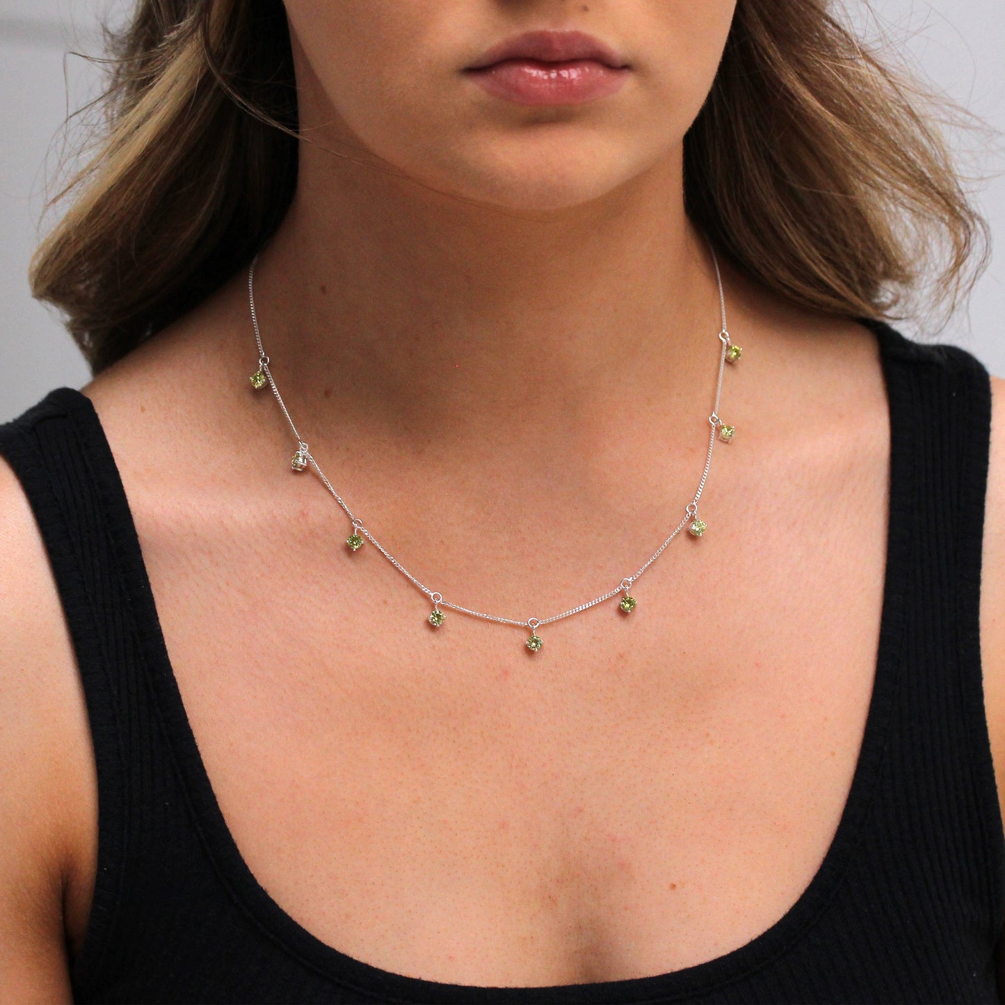 Collier August en argent sterling avec plusieurs péridots et zircones cubiques (40,6 cm et 5 cm)