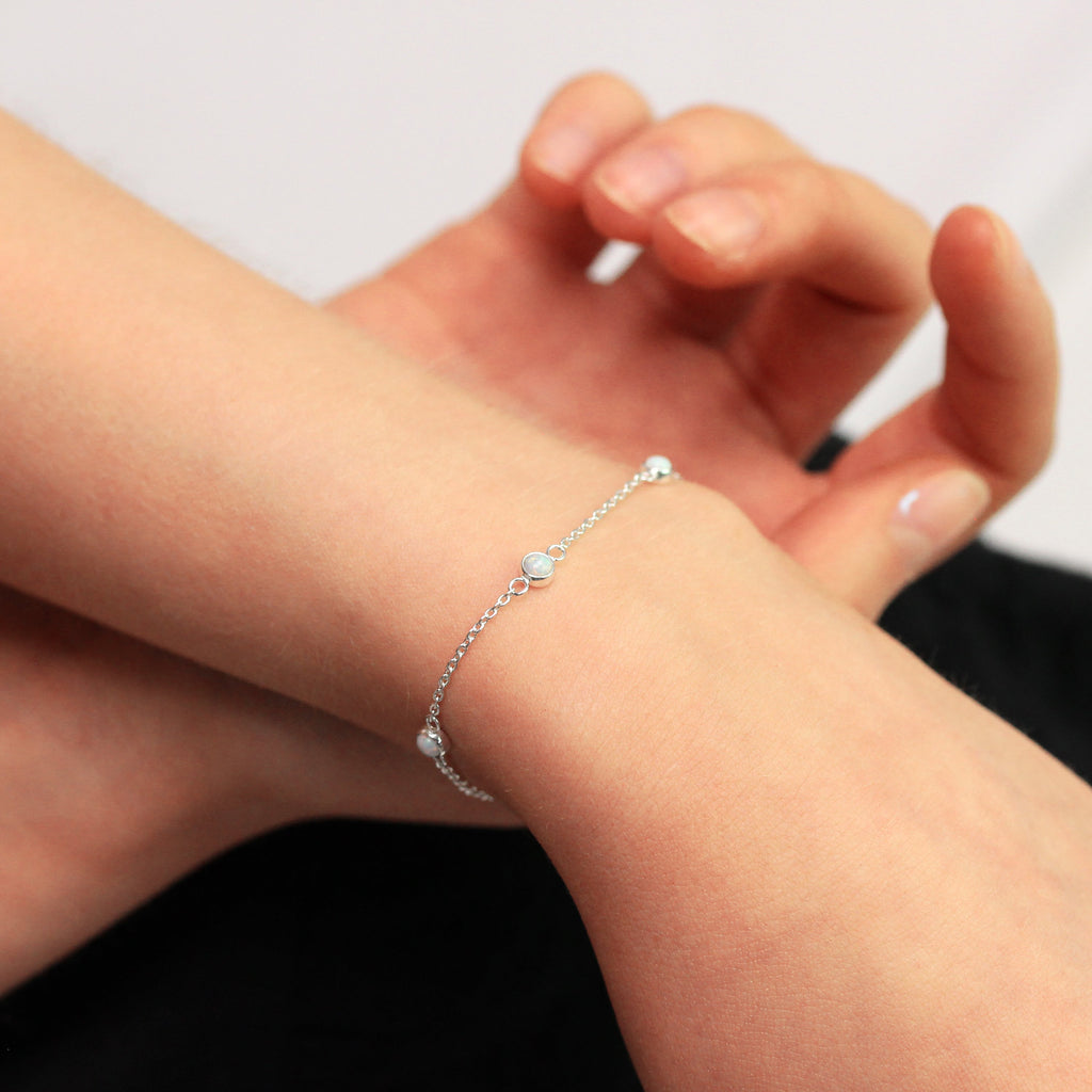 Bracelet réglable en argent sterling avec plusieurs pierres de naissance en opale et zircones cubiques