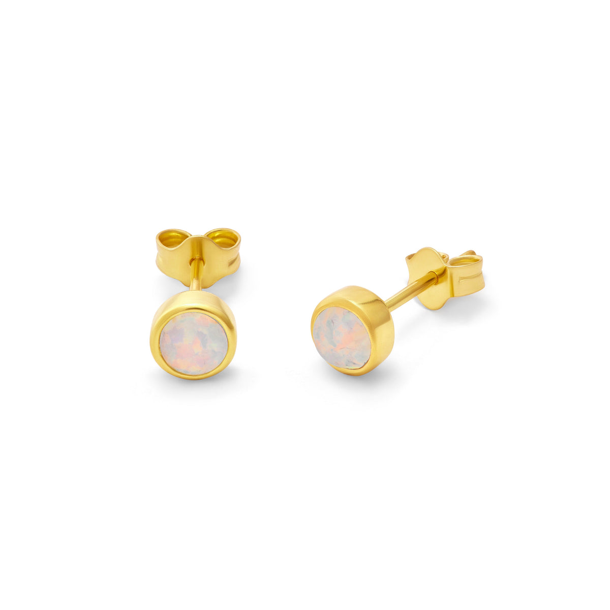 Boucles d'oreilles à tige en argent sterling plaqué or avec opale CZ frottée sur 4 mm
