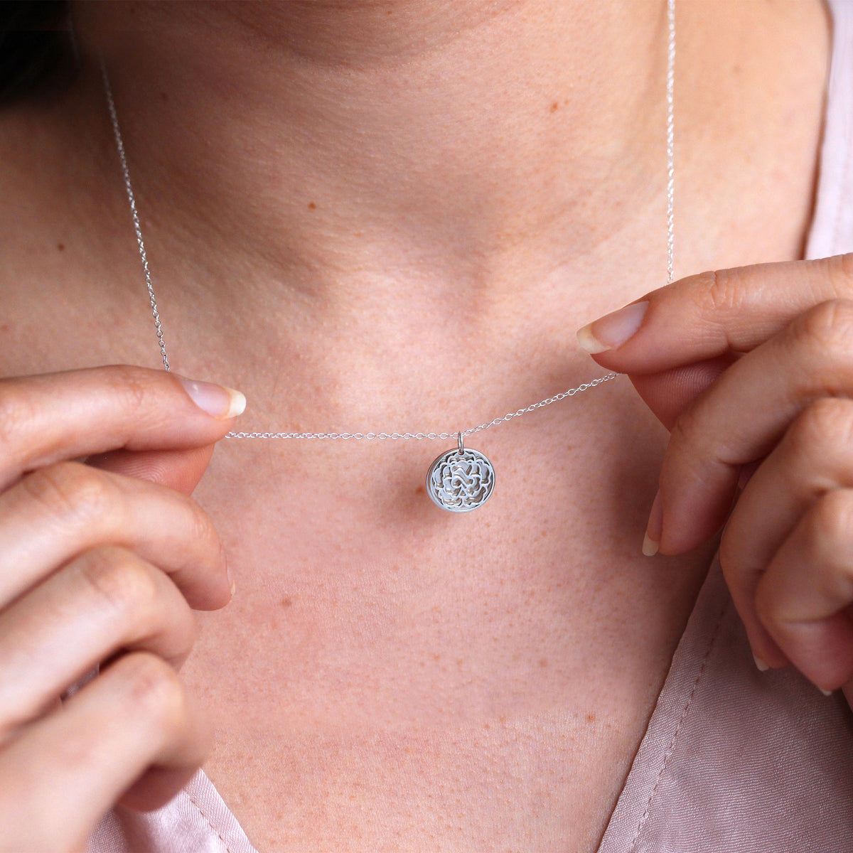 Collier en argent sterling avec fleur de naissance de janvier et étiquette gravable de 13 mm, 35 à 55 cm