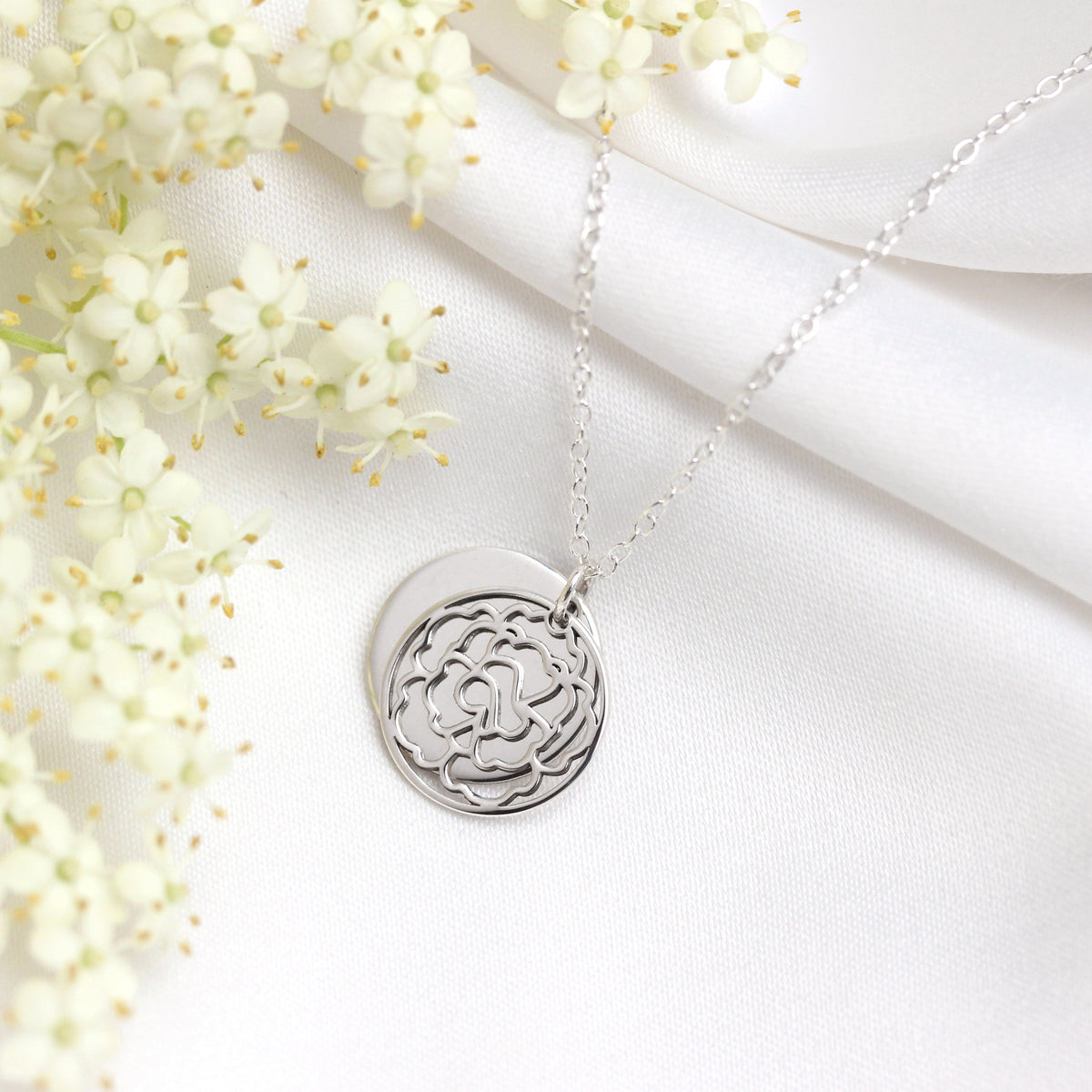 Collier en argent sterling avec fleur de naissance de janvier et étiquette gravable de 13 mm, 35 à 55 cm