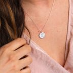 Collier en argent sterling avec fleur de naissance violette de février et étiquette gravable de 13 mm, 35 à 55 cm