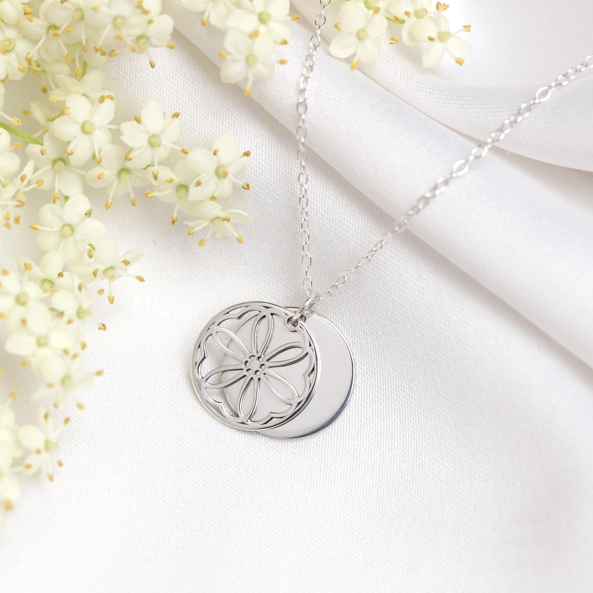 Collier en argent sterling avec fleur de naissance violette de février et étiquette gravable de 13 mm, 35 à 55 cm
