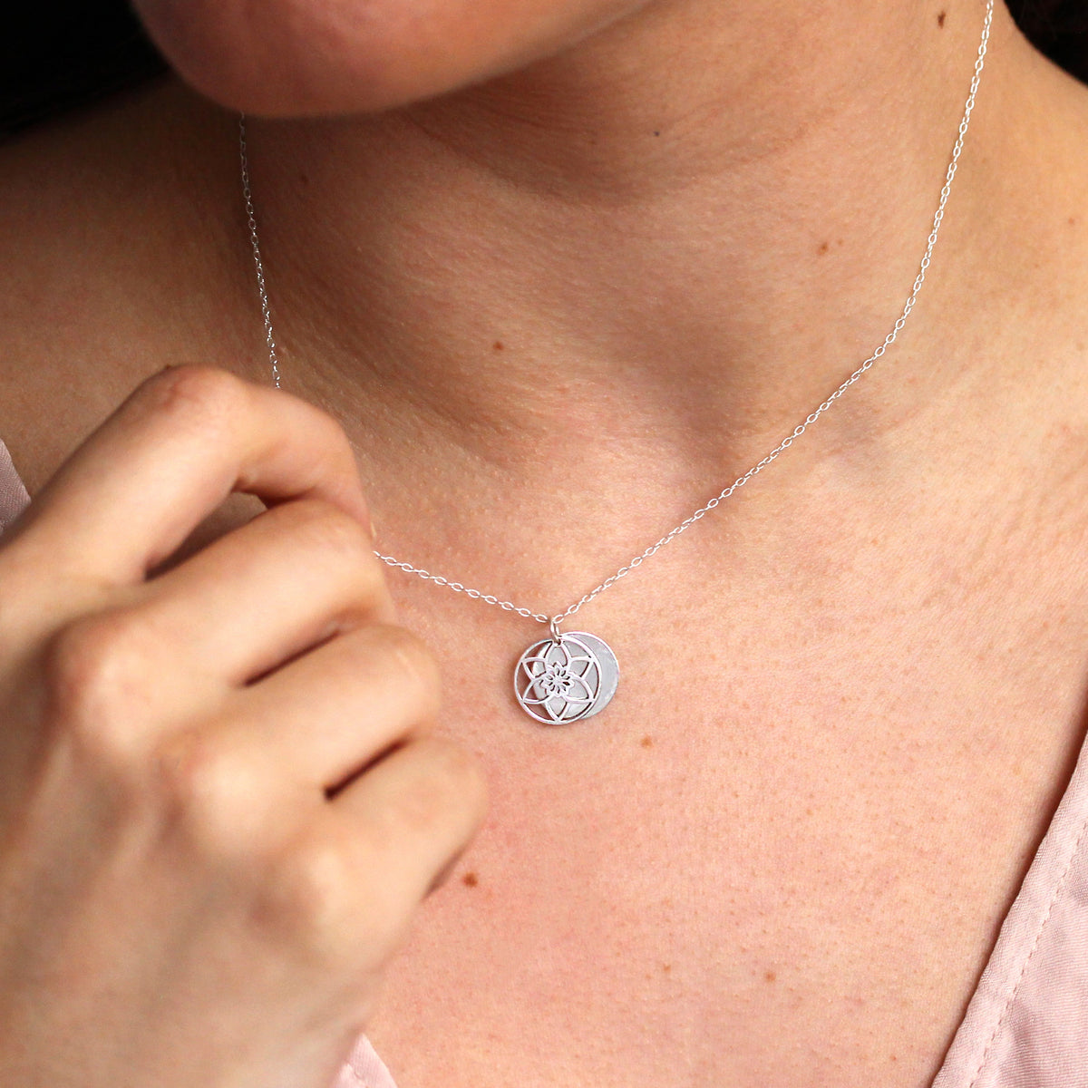 Collier en argent sterling avec fleur de naissance jonquille de mars et étiquette gravable de 13 mm, 35 à 55 cm