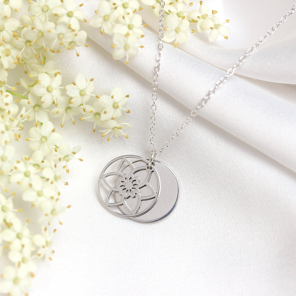 Collier en argent sterling avec fleur de naissance jonquille de mars et étiquette gravable de 13 mm, 35 à 55 cm