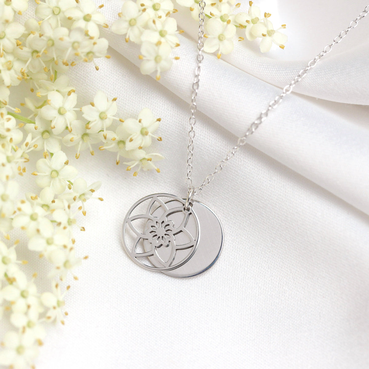 Collier en argent sterling avec fleur de naissance jonquille de mars et étiquette gravable de 13 mm, 35 à 55 cm