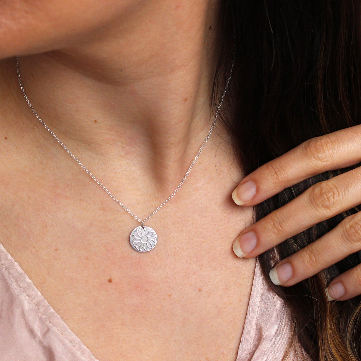 Collier en argent sterling avec fleur de naissance d'avril et étiquette gravable de 13 mm, 35 à 55 cm