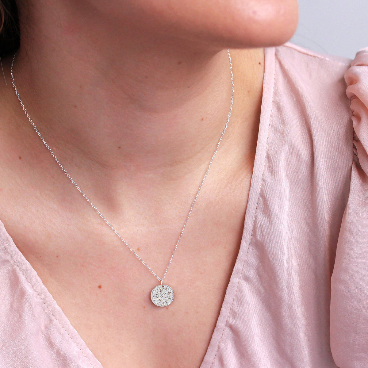 Collier en argent sterling avec fleur de naissance du muguet de mai et étiquette gravable de 13 mm, 35 à 55 cm