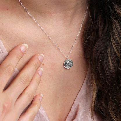 Collier en argent sterling avec fleur de naissance et plaque gravée de 13 mm, rose de juin, 35,6 à 55,9 cm