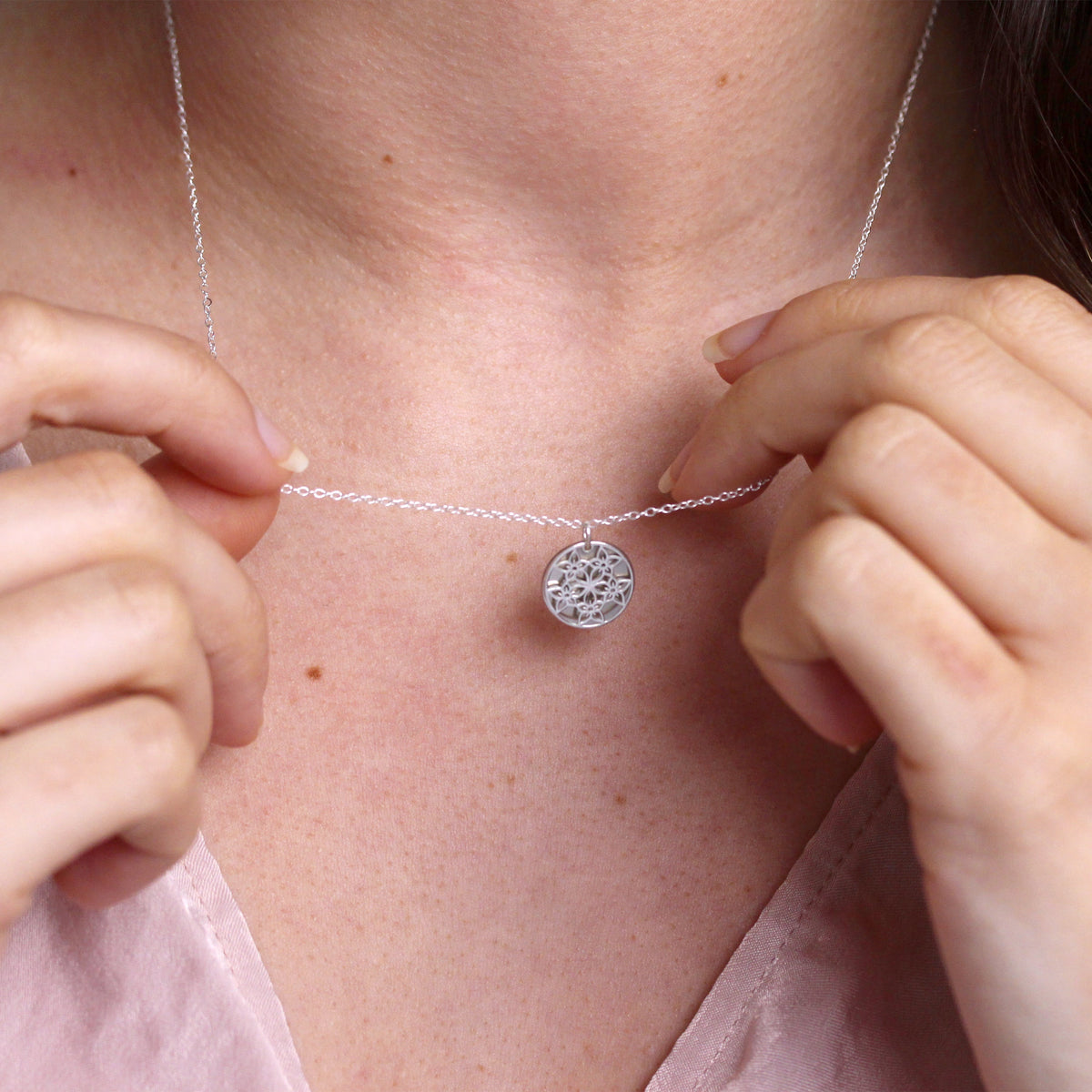 Collier en argent sterling avec fleur de naissance de juillet et étiquette gravable de 13 mm, 35 à 55 cm