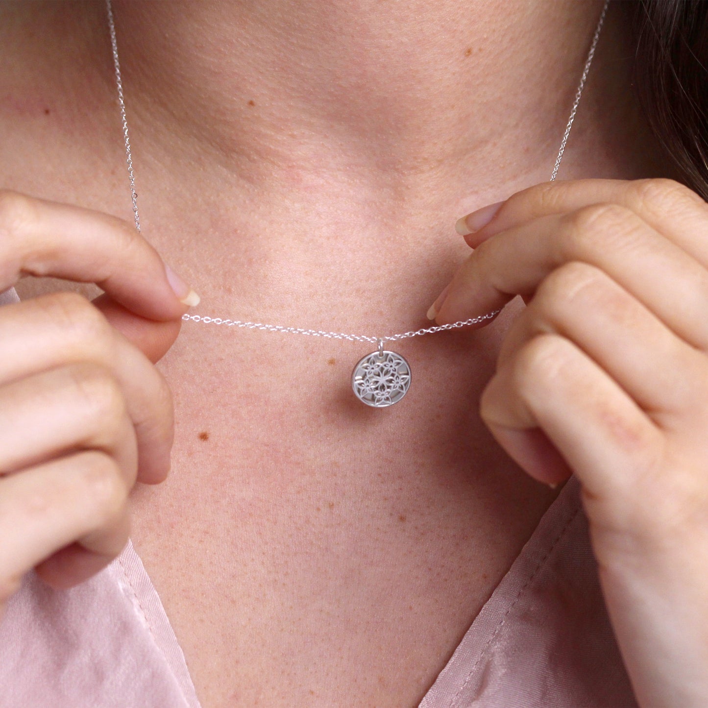 Collier en argent sterling avec fleur de naissance de juillet et étiquette gravable de 13 mm, 14 à 22 pouces