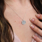 Collier en argent sterling avec fleur de naissance du glaïeul d'août et étiquette gravable de 13 mm, 35 à 55 cm