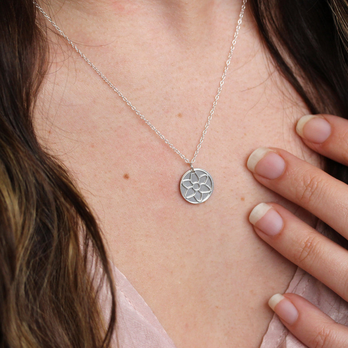 Collier en argent sterling avec fleur de naissance du glaïeul d'août et étiquette gravable de 13 mm, 35 à 55 cm