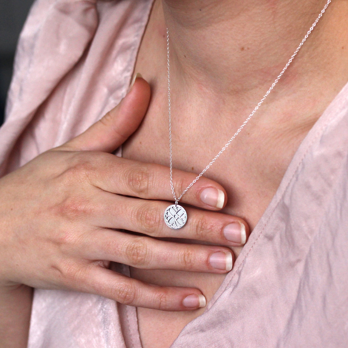 Collier en argent sterling avec fleur de souci d'octobre et étiquette gravable de 13 mm, 35 à 55 cm