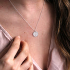 Collier en argent sterling avec fleur de naissance chrysanthème de novembre et étiquette gravable de 13 mm, 35 à 55 cm