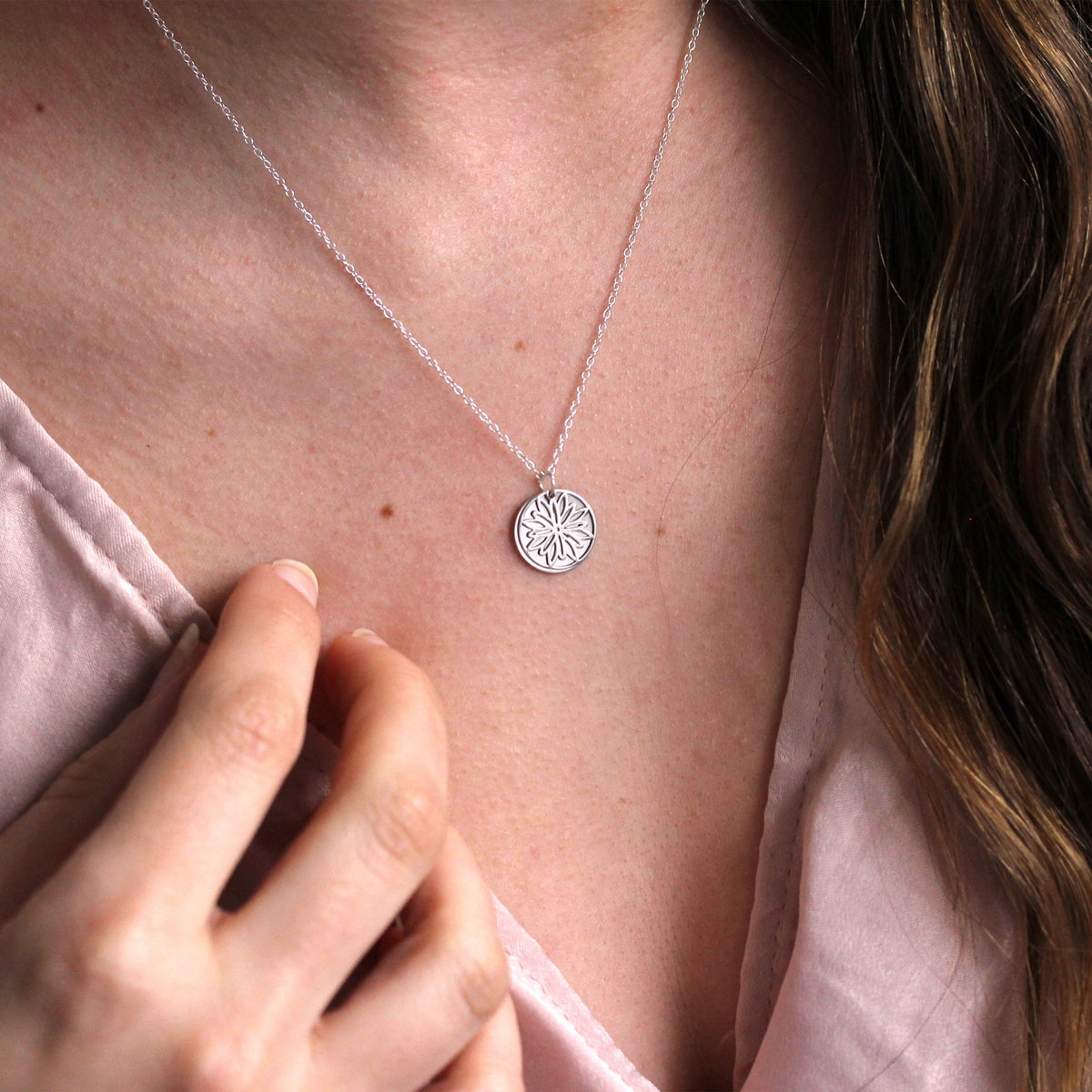 Collier en argent sterling avec fleur de naissance chrysanthème de novembre et étiquette gravable de 13 mm, 35 à 55 cm