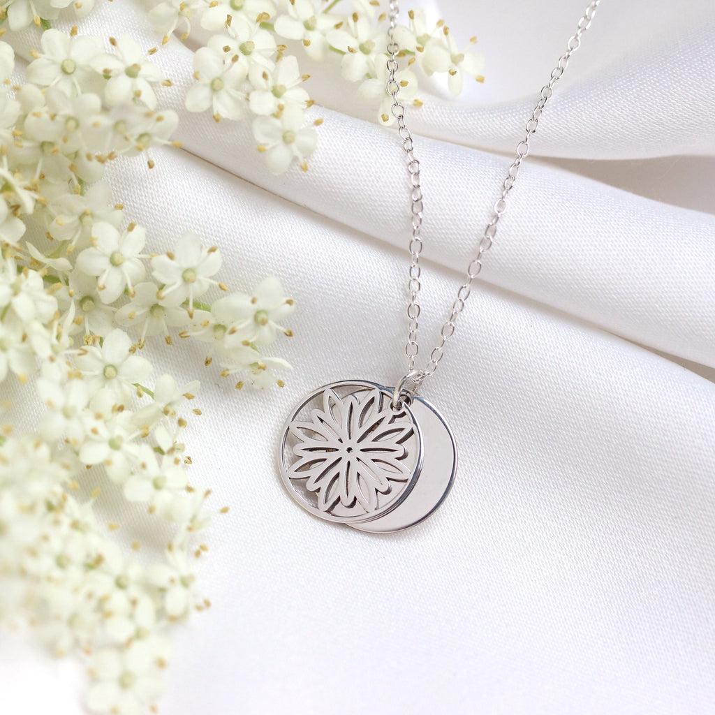 Collier en argent sterling avec fleur de naissance chrysanthème de novembre et étiquette gravable de 13 mm, 35 à 55 cm