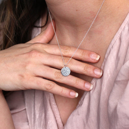 Collier en argent sterling avec fleur de poinsettia de décembre et étiquette gravable de 13 mm, 14 à 22 pouces