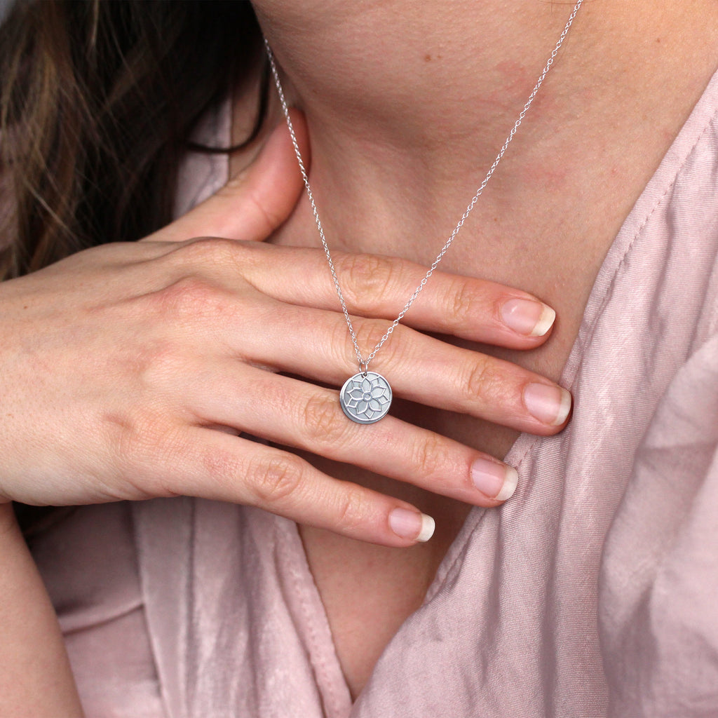 Collier en argent sterling avec fleur de poinsettia de décembre et étiquette gravable de 13 mm, 35 à 55 cm
