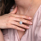 Collier en argent sterling avec fleur de poinsettia de décembre et étiquette gravable de 13 mm, 35 à 55 cm