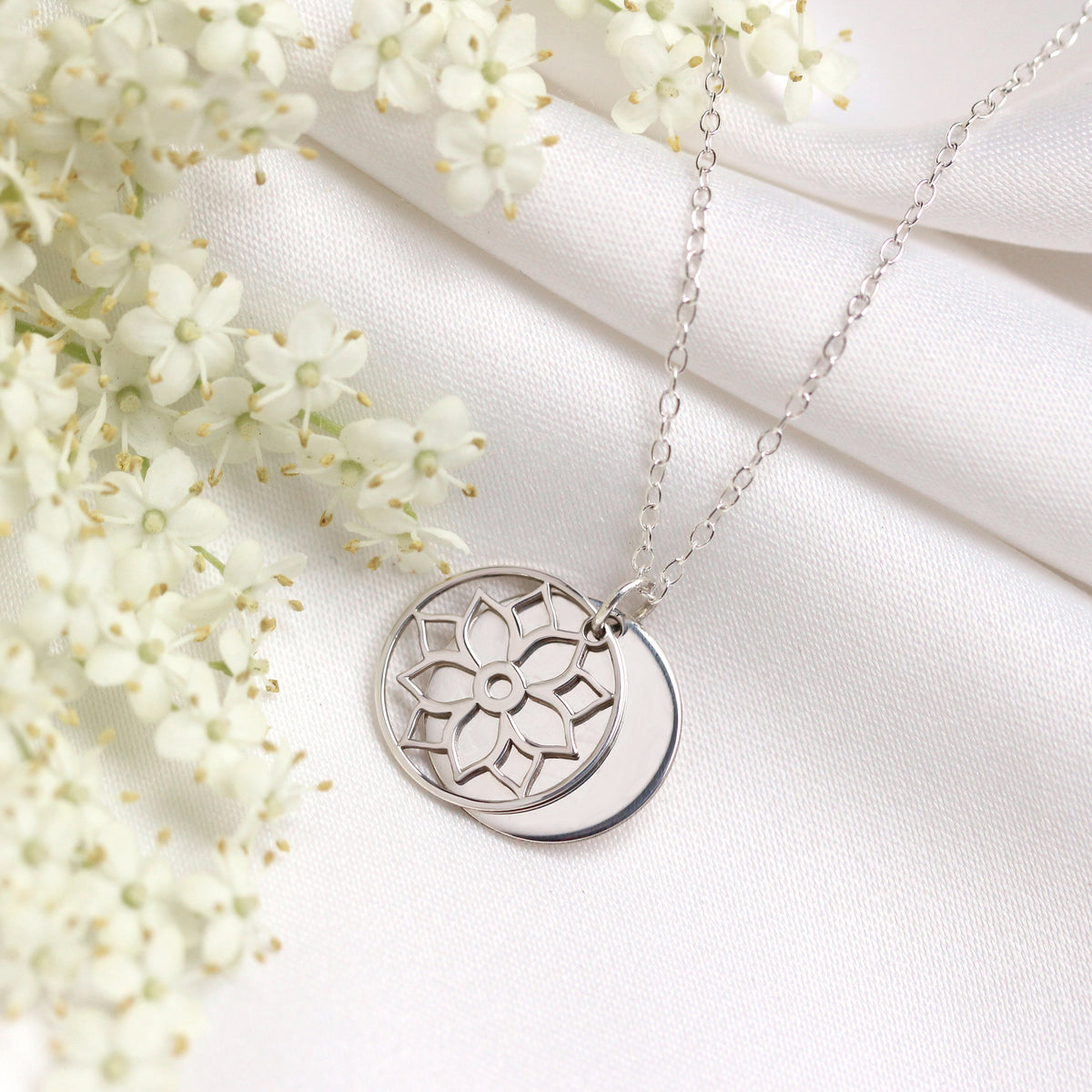 Collier en argent sterling avec fleur de poinsettia de décembre et étiquette gravable de 13 mm, 35 à 55 cm