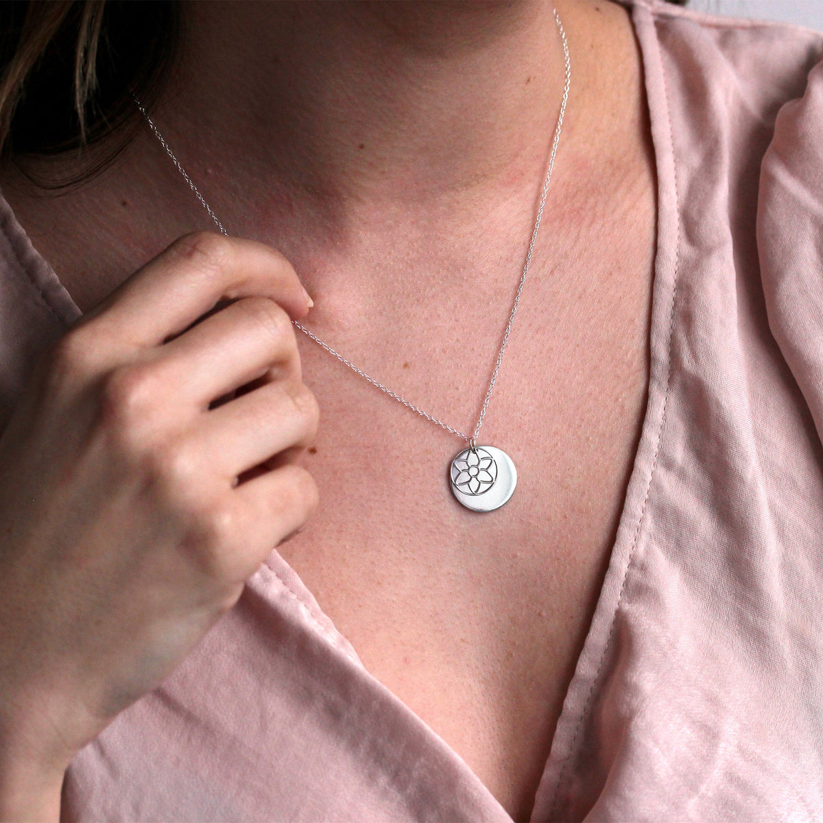 Collier en argent sterling avec fleur de glaïeul et étiquette de 18 mm, 35 à 55 cm