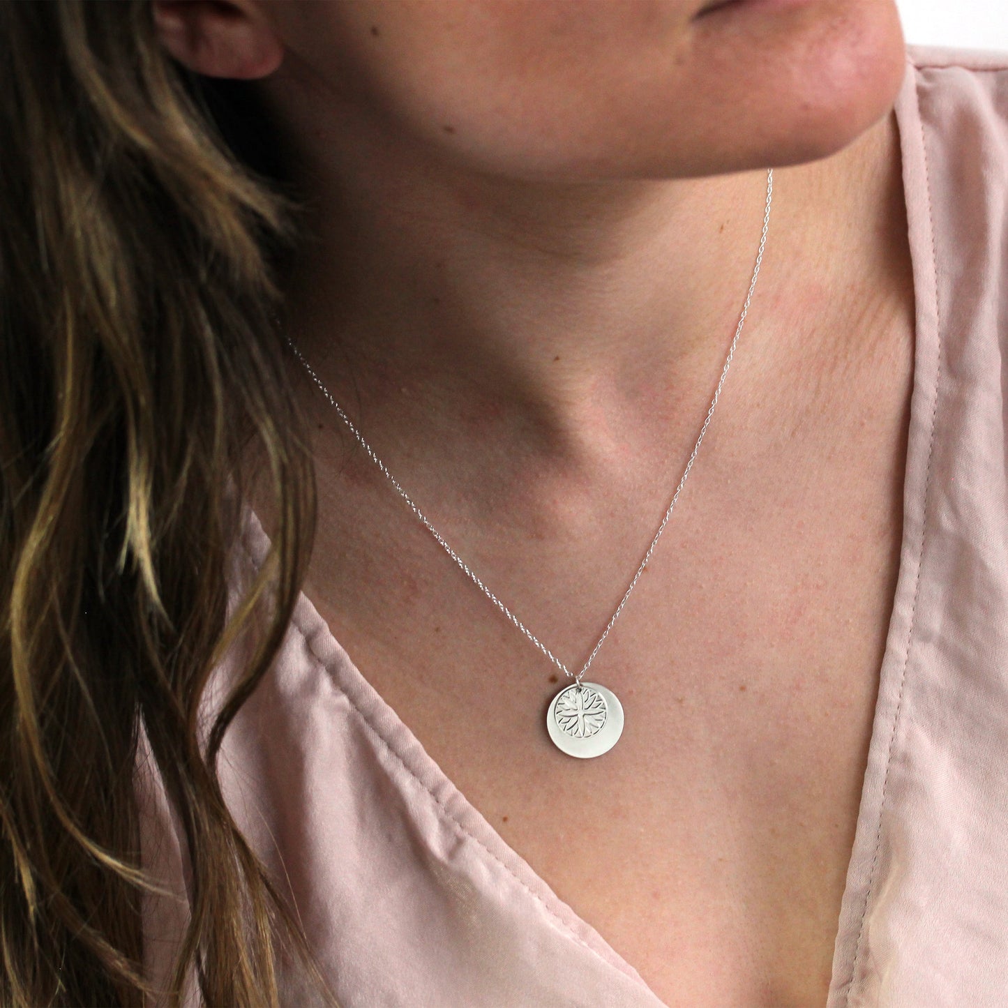 Collier en argent sterling avec fleur d'aster et étiquette de 18 mm, 14 à 22 pouces