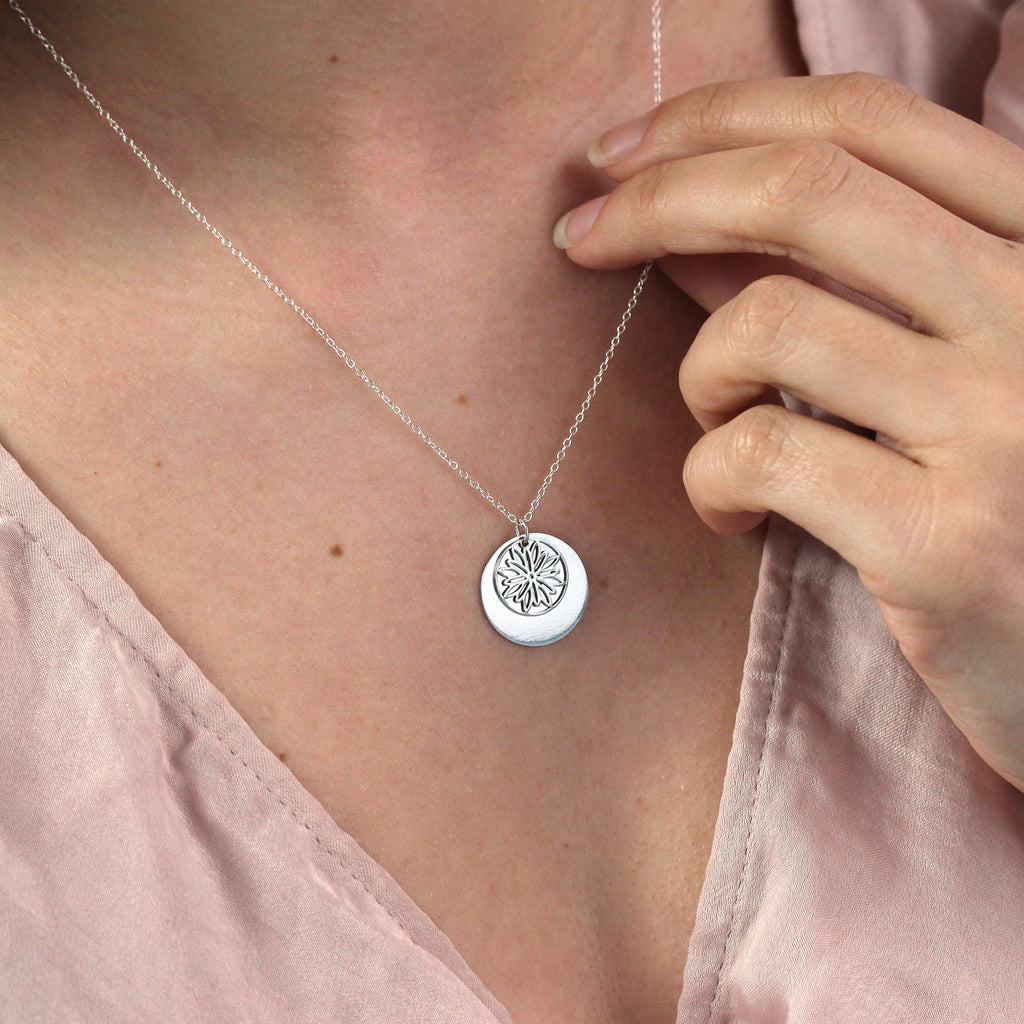 Collier en argent sterling avec fleur de chrysanthème et étiquette de 18 mm, 35 à 55 cm