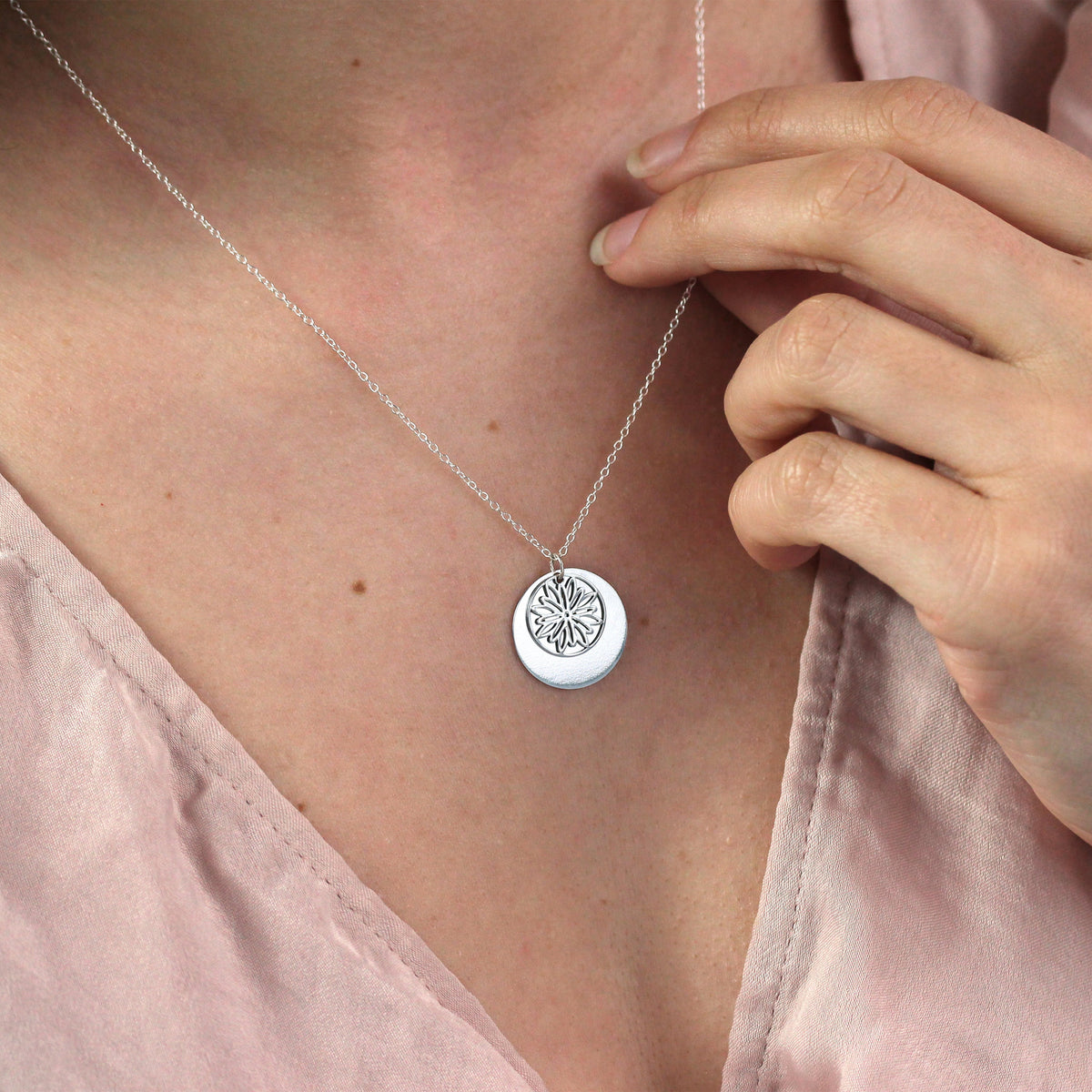 Collier en argent sterling avec fleur de chrysanthème et étiquette de 18 mm, 35 à 55 cm
