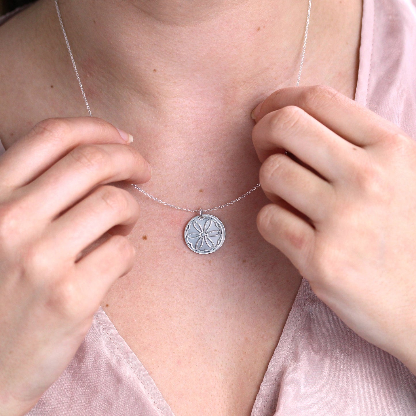 Collier en argent sterling avec fleur violette et étiquette de 18 mm, 14 à 22 pouces
