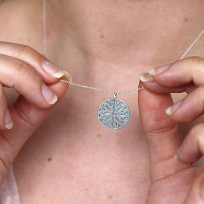 Collier en argent sterling avec fleur d'aster et étiquette de 18 mm, 14 à 22 pouces